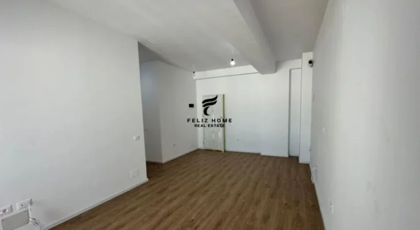 Tirane, jepet me qera dyqan Kati 1, 52 m² 580 € (BRRYLI)