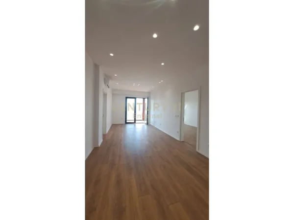 Tirane, jepet me qera apartament 2+1+Aneks+Ballkon Kati 20, 111 m² 1.000 € (Garden Building)