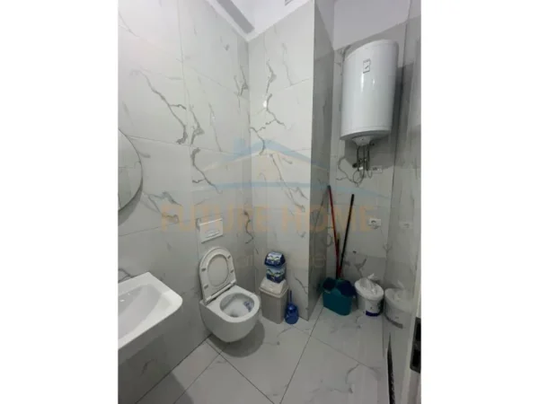 Tirane, jepet me qera ambjent biznesi Kati 1, 77 m² 400 € (Kongresi i Lushnjes)