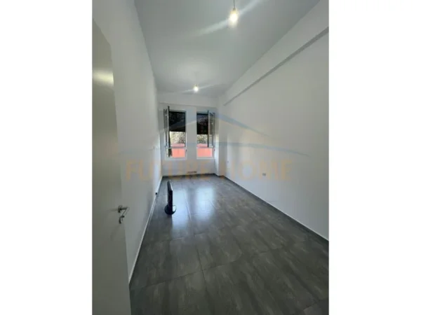 Tirane, jepet me qera ambjent biznesi Kati 1, 77 m² 400 € (Kongresi i Lushnjes)