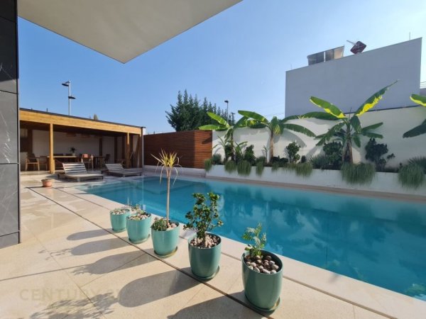 Tirane, jepet me qera Vile 2 Katshe Kati 2, 770 m² 4.000 € (Vishnje Tirana, Albania)