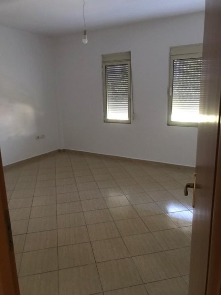 Tirane, jepet me qera apartament 2+1 Kati 3, 92 m² 600 € (Komuna e Parisit)