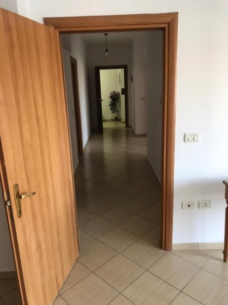 Tirane, jepet me qera apartament 2+1 Kati 3, 92 m² 600 € (Komuna e Parisit)