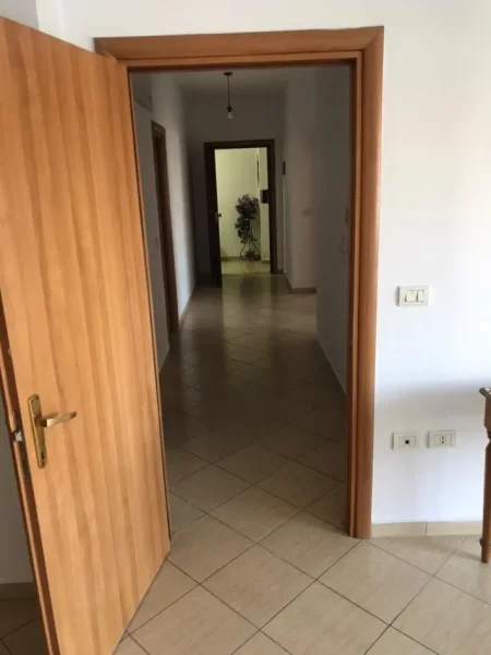 Tirane, jepet me qera apartament 2+1 Kati 3, 92 m² 600 € (Komuna e Parisit)