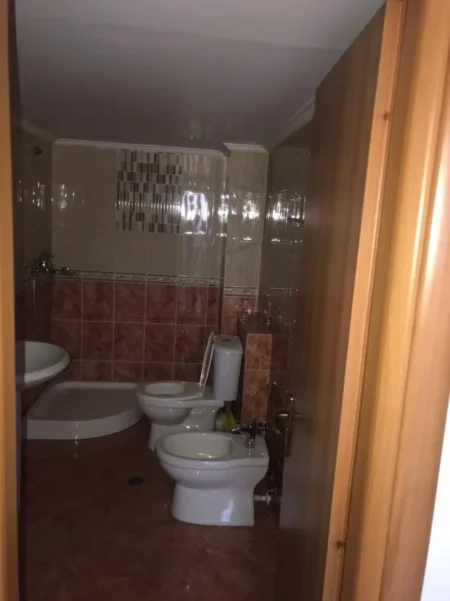 Tirane, jepet me qera apartament 2+1 Kati 3, 92 m² 600 € (Komuna e Parisit)