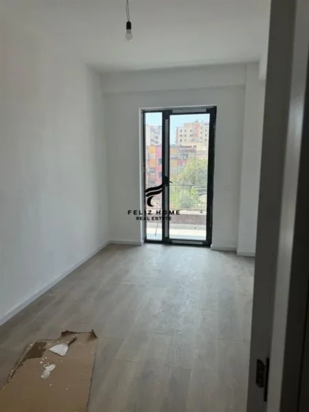 Tirane, jepet me qera zyre Kati 2, 95 m² 700 € (MYSLYM SHYRI)