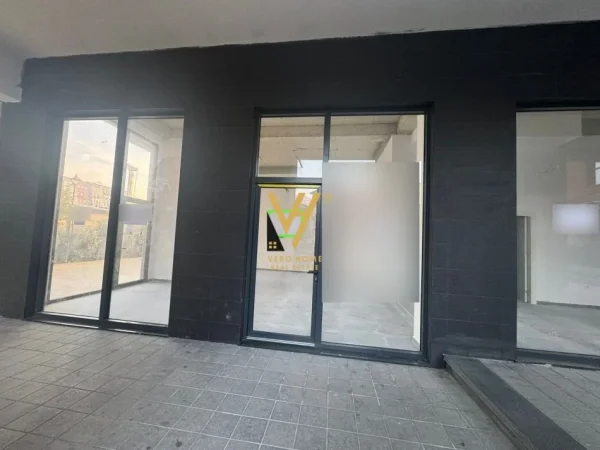 Tirane, jepet me qera dyqan Kati 0, 85 m² 1.000 € (OXHAKU)