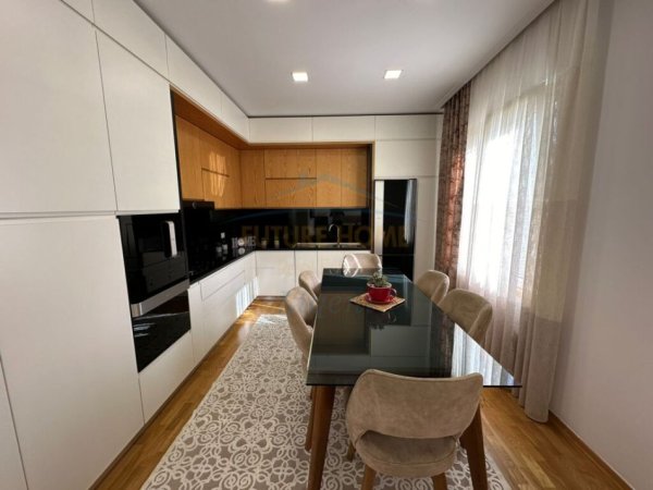 Tirane, shitet apartament 3+1+Ballkon Kati 3, 123 m² 255.000 € (Kopshti Botanik)