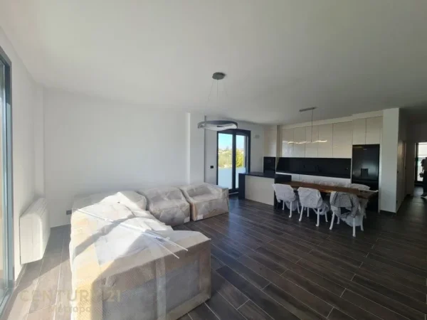 Tirane, jepet me qera apartament 2+1+Aneks+Ballkon Kati 2, 105 m² 1.600 € (TEG)