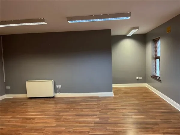 Tirane, jepet me qera zyre Kati 2, 70 m² 500 € (FARMACIA 10)