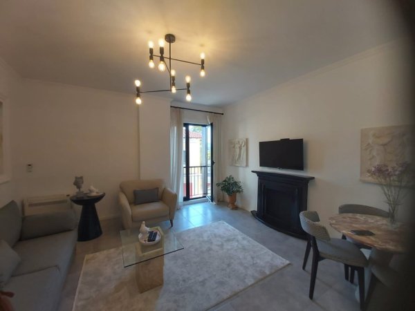 Tirane, jepet me qera apartament 1+1+Ballkon Kati 5, 68 m² 1.200 € (QENDER)