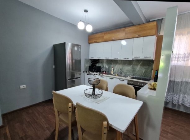 Tirane, jepet me qera apartament 2+1+Ballkon Kati 0, 125 m² 700 € (RRUGA E DIBRES)