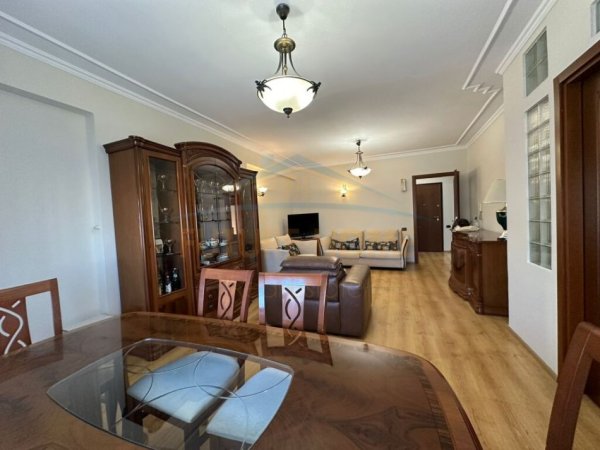 Tirane, jepet me qera apartament 2+1+Ballkon Kati 6, 110 m² 700 € (Rruga e Durresit)