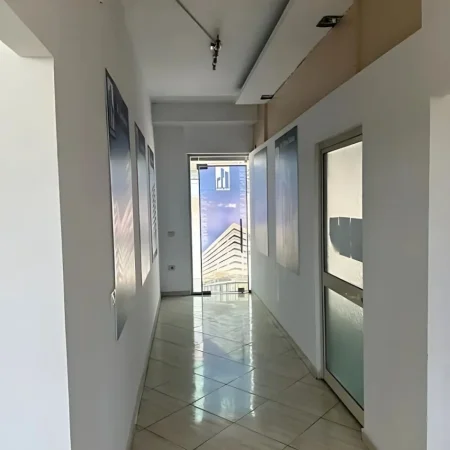 Tirane, jepet me qera ambjent biznesi Kati 1, 70 m² 700 € (Laprake)