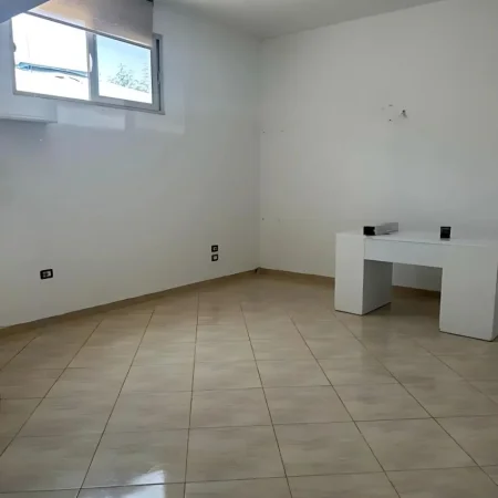 Tirane, jepet me qera ambjent biznesi Kati 1, 70 m² 700 € (Laprake)