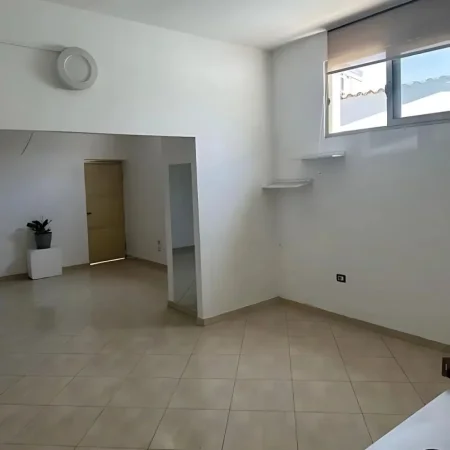 Tirane, jepet me qera ambjent biznesi Kati 1, 70 m² 700 € (Laprake)