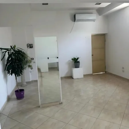 Tirane, jepet me qera ambjent biznesi Kati 1, 70 m² 700 € (Laprake)