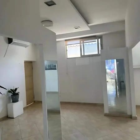 Tirane, jepet me qera ambjent biznesi Kati 1, 70 m² 700 € (Laprake)