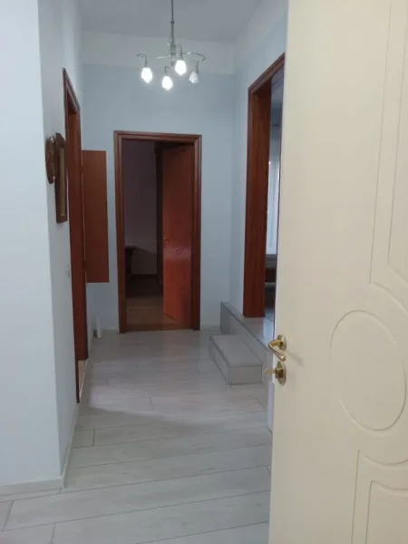 Tirane, jepet me qera apartament 2+1 Kati 2, 