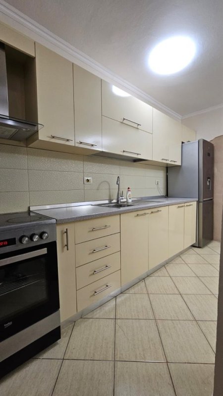 Tirane, jepet me qera apartament 2+1 Kati 4, 67 m² 550 € (Medrese)