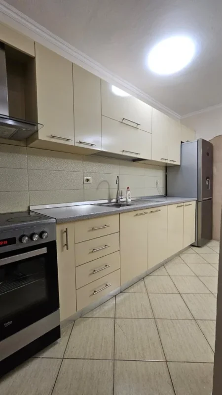Tirane, jepet me qera apartament 2+1 Kati 4, 67 m² 550 € (Medrese)