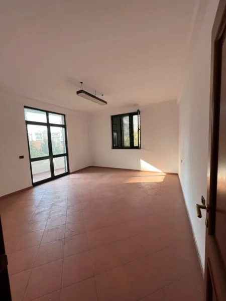 Tirane, jepet me qera ambjent biznesi Kati 3, 69 m² 550 € 