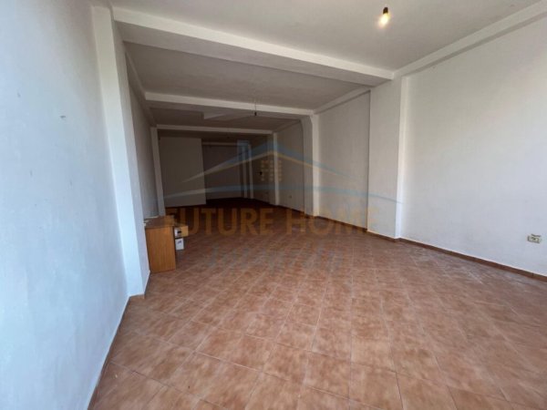 Tirane, jepet me qera ambjent biznesi Kati 0, 76 m² 650 € (Vllazen Huta)