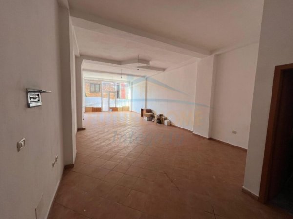 Tirane, jepet me qera ambjent biznesi Kati 0, 76 m² 650 € (Vllazen Huta)