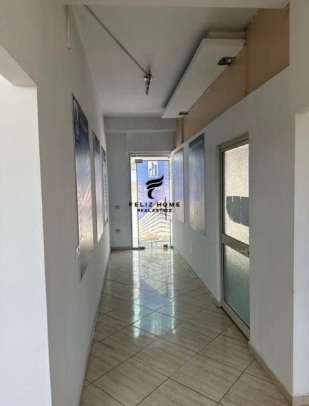 Tirane, jepet me qera dyqan Kati 0, 70 m² 700 € (LAPRAKE)