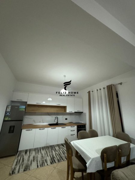 Tirane, jepet me qera apartament 1+1+Ballkon Kati 4, 90 m² 500 € (5 MAJI)
