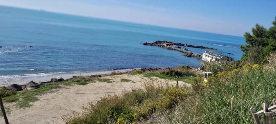 Durres, shitet truall ne bregdet , 1.600 m²  (Currila)