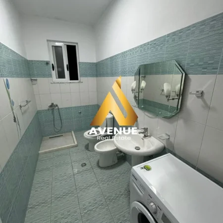 Tirane, jepet me qera shtepi 1+1+Ballkon Kati 4, 90 m² 500 € (5 maji)