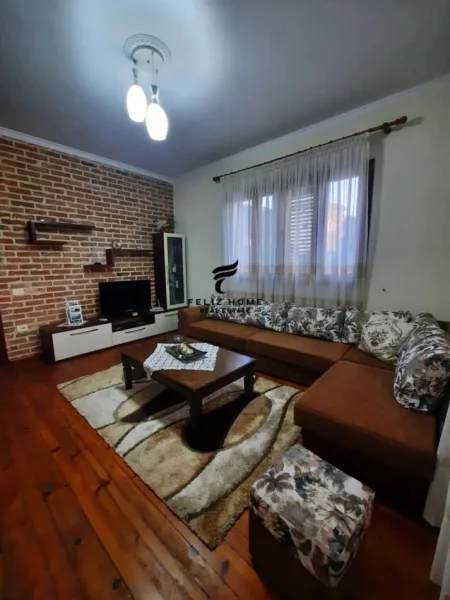 Tirane, jepet me qera Vile 4+1 Kati 2, 288 m² 1.400 € (NDROQ)