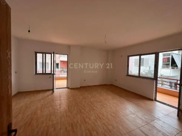 Tirane, shitet apartament 3+1 Kati 2, 132 m² 193.000 € (Kodra e diellit)