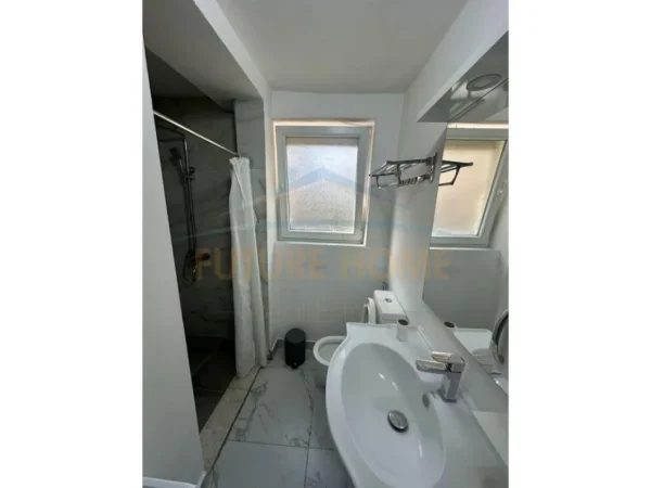 Tirane, jepet me qera apartament 1+1+Aneks+Ballkon Kati 2, 60 m² 570 € (Rruga e Barrikadave)