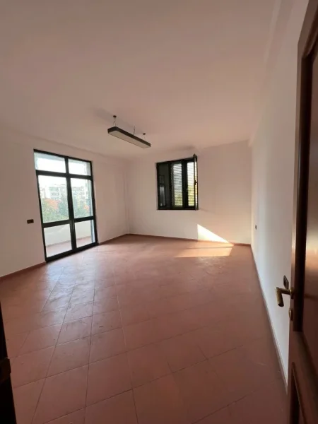 Tirane, jepet me qera Kati 3, 69 m² 550 € (rruga barrikadave)