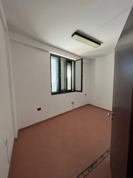 Tirane, jepet me qera Kati 3, 69 m² 550 € (rruga barrikadave)