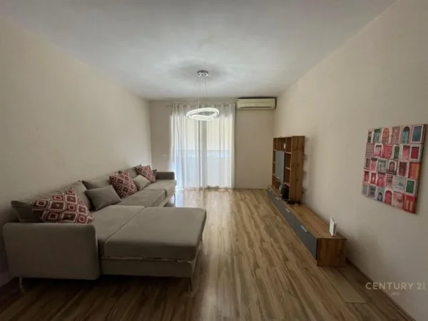 Tirane, jepet me qera apartament 2+1+Ballkon Kati 2, 140 m² 800 € 