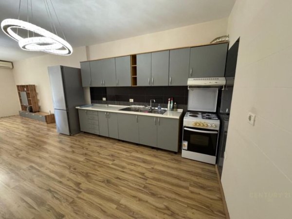 Tirane, jepet me qera apartament 2+1+Ballkon Kati 2, 140 m² 800 € 