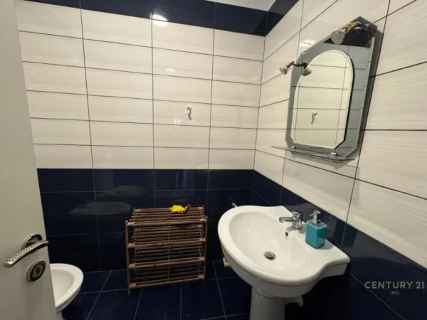 Tirane, jepet me qera apartament 2+1+Ballkon Kati 2, 140 m² 800 € 