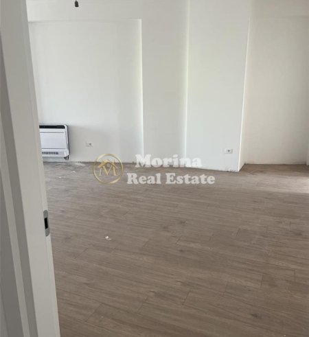 Tirane, jepet me qera apartament 3+1 Kati 4, 150 m² 500 € (Bulevardi i Ri)