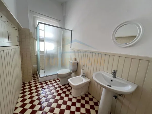 Durres, shitet apartament duplex 3+1+Ballkon Kati 4, 183 m² 330.000 € (Bulevardi kryesor)