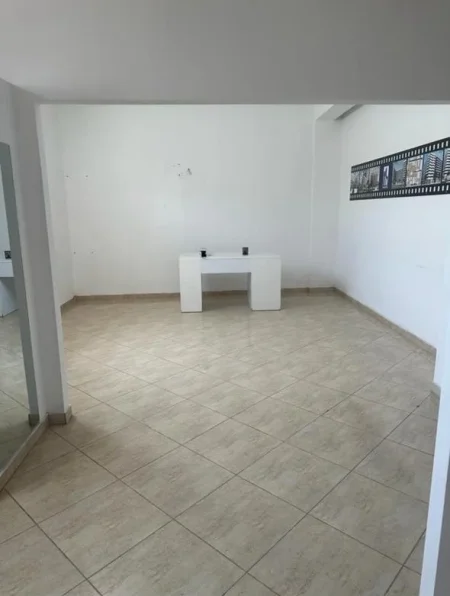Tirane, jepet me qera ambjent biznesi Kati 0, 70 m² 700 € (Dritan Hoxha)