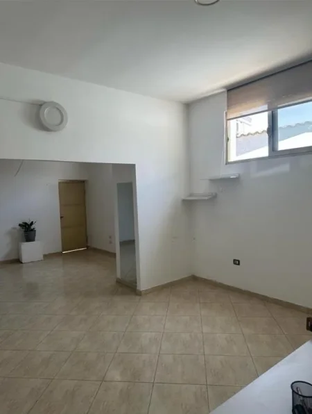 Tirane, jepet me qera ambjent biznesi Kati 0, 70 m² 700 € (Dritan Hoxha)