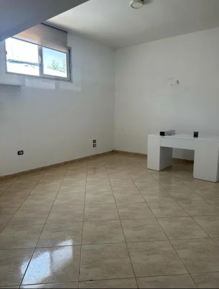 Tirane, jepet me qera ambjent biznesi Kati 0, 70 m² 700 € (Dritan Hoxha)