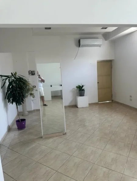 Tirane, jepet me qera ambjent biznesi Kati 0, 70 m² 700 € (Dritan Hoxha)