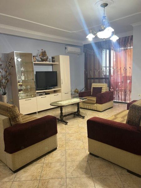 Tirane, jepet me qera apartament 2+1+Ballkon Kati 5, 100 m² 650 € (21 Dhjetori)