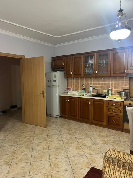 Tirane, jepet me qera apartament 2+1+Ballkon Kati 5, 100 m² 650 € (21 Dhjetori)