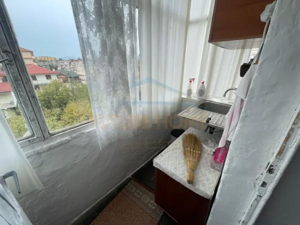 Korce, shitet apartament 1+1+Ballkon Kati 5, 55 m² (Lagjia 15, Korçë)