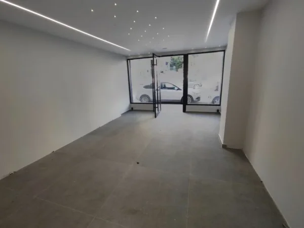 Durres, jepet me qera ambjent biznesi , 32 m² 700 € 